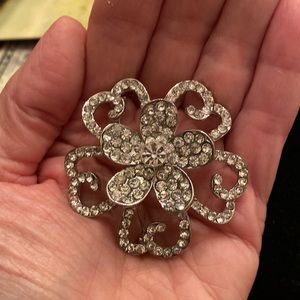 Beautiful sparkle flower pin/ brooch. Vintage